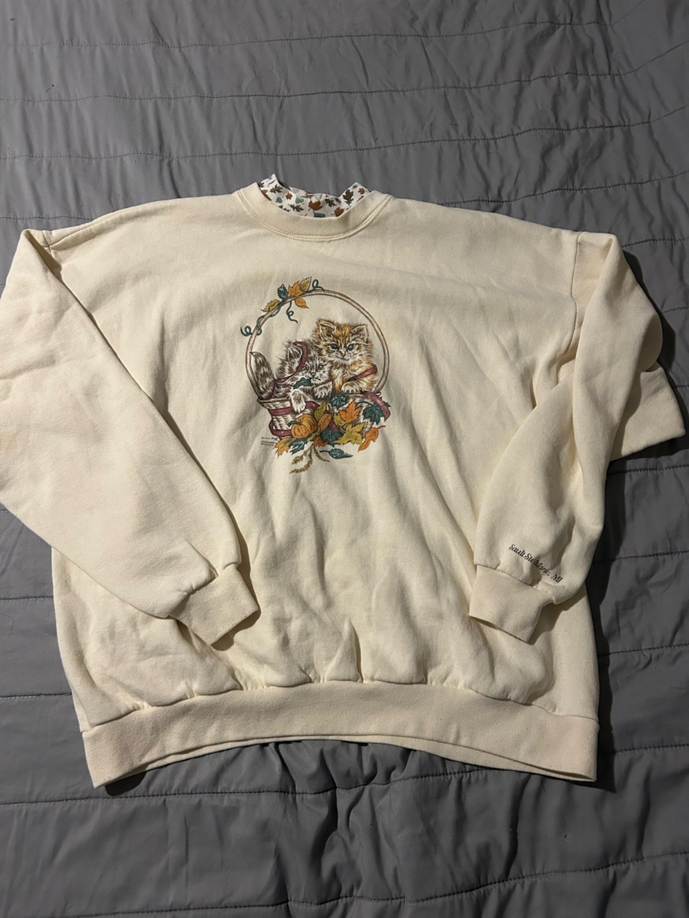 The Most Perfect Fall Vintage Cream Cat Crewneck Sweater